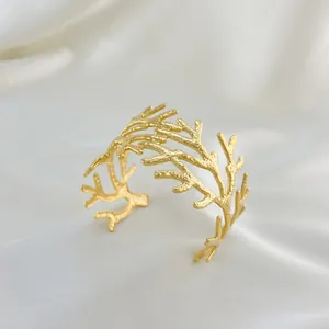 Bracelet Manchette en Acier Inoxydable 304 Plaqué Or 18K PVD Motif Branche de Corail pour Femme Texture Martelée Vintage