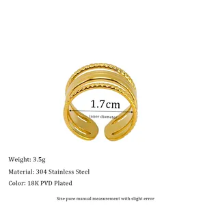 Detail eines mehrlagigen Rings aus 18K PVD-vergoldetem 304 Edelstahl mit Materialinfos