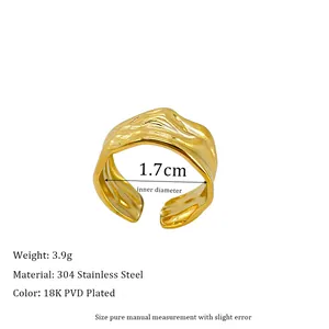 Makroansicht des 18K PVD vergoldeten gewellten Rings mit 1,7cm Innendurchmesser und 3,9g Gewicht