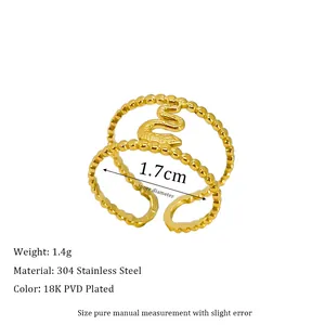 Vista macro dell'anello a serpente placcato oro 18K PVD con struttura a doppia sfera