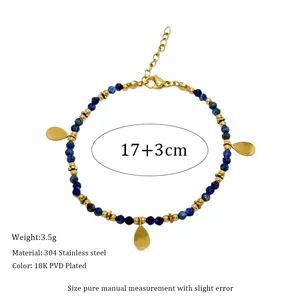Detail eines Lapis-Lazuli-Armbands mit 18 Karat vergoldeten Edelstahlanhängern und Verschluss