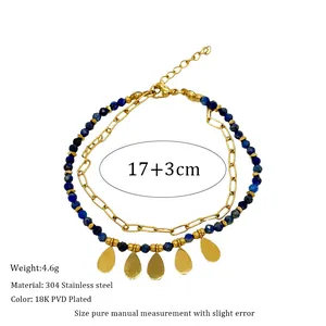 Detail eines doppellagigen Lapislazuli-Armbands mit fünf Goldanhängern aus Edelstahl
