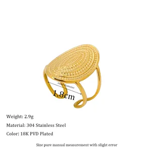 Dettaglio dell'anello in acciaio inossidabile placcato oro 18K PVD con trama a spirale
