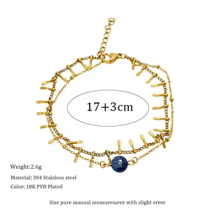 Detail eines 18K PVD vergoldeten Edelstahlarmbandes mit blauem Lapislazuli Steinanhänger