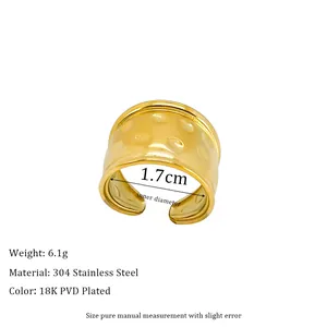 Detail eines 18K PVD vergoldeten 304 Edelstahlrings mit gehämmerter Texturoberfläche