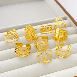 Collezione di nove anelli placcati in oro in una lussuosa scatola di gioielli in velluto