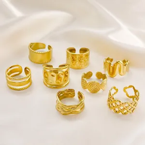 Set aus 8 goldenen Edelstahlringen mit Vintage-Webstruktur und Spiral-Design für Damen