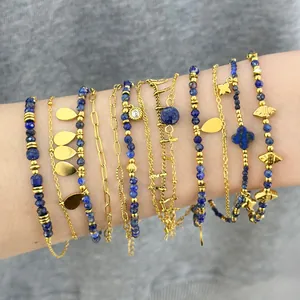 Nahaufnahme böhmischer vergoldeter Armbänder mit natürlichen Lapislazuli-Perlen