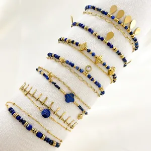 Detailansicht mehrlagiger vergoldeter Armbänder mit Lapislazuli und Sternanhängern