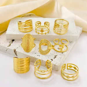 Set di nove anelli in acciaio al titanio placcato oro con diversi design geometrici rétro