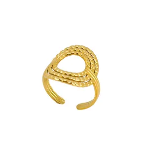 Anello minimalista in acciaio al titanio placcato oro con texture a onde e fascia aperta