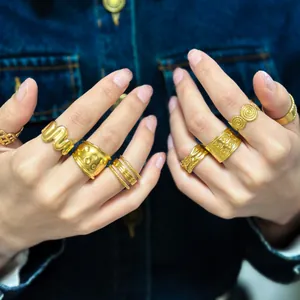 Stapelbares Set aus goldenen Edelstahlringen in minimalistischem und Vintage-Design