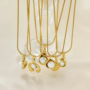 Set di cinque eleganti collane in acciaio al titanio dorato con vari ciondoli di perle
