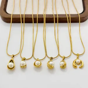 Set di collane con perle in acciaio al titanio dorato con sei ciondoli dal design unico