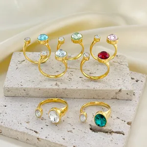 Lot de sept bagues dorées avec zircons ronds colorés de style vintage luxueux
