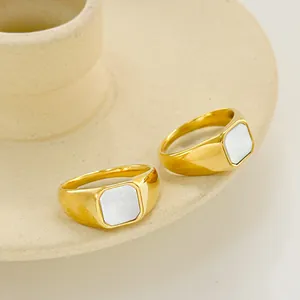 Polierte goldene Siegelringe mit weißem Inlay im minimalistischen französischen Stil