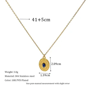 Détail du pendentif ovale en pierre bleue sur collier en acier inoxydable plaqué or 18K PVD