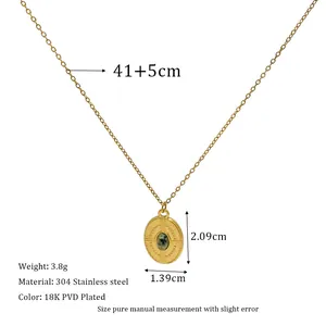 Détail du collier plaqué or avec pendentif ovale en pierre verte et dimensions précises