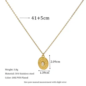 Vue détaillée du collier pendentif ovale plaqué or 18K PVD en acier inoxydable 304
