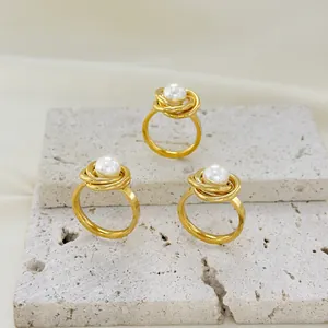 Dreiteiliges Set aus 18K vergoldeten Edelstahlringen mit gewickelten weißen Perlen