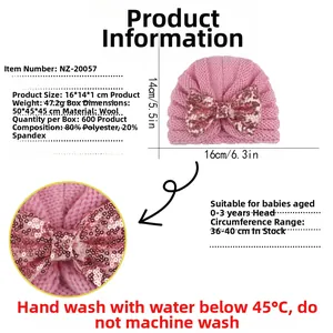 Bonnet en tricot rose pour bébé avec nœud à paillettes et détails des matériaux