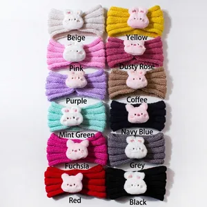 Vue détaillée de 12 bandeaux de bébé tricotés colorés avec d'adorables animaux en peluche