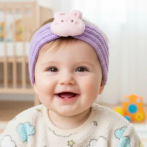 Détail d'un bandeau en maille pour bébé lilas avec une décoration de lapin en peluche rose