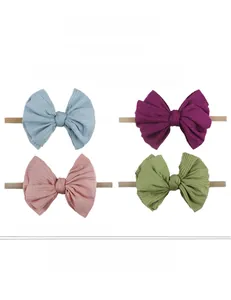 Détail de bandeaux élastiques à nœuds pour bébé en maille côtelée de quatre couleurs