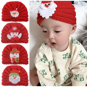 Baby Strickmütze in Rot mit Weihnachts-Applikationen wie Weihnachtsmann und Schneemann