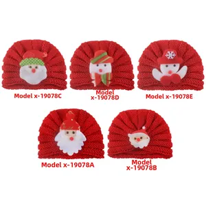 Detailansicht von fünf verschiedenen festlichen Weihnachtsdesigns für Baby-Turban-Mützen