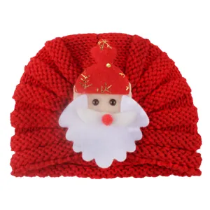 Detaillierte Strickstruktur der roten Baby-Turbanmütze mit 3D-Weihnachtsmann-Applikation