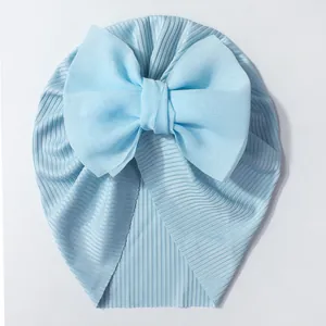 Bonnet turban bleu clair pour bébé en tricot avec un grand nœud en mousseline côtelé
