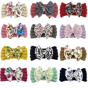 Gros plan de 12 bandeaux en tricot pour bébé avec motifs floraux et grands nœuds