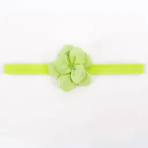 Dettaglio di una fascia elastica per neonati con decorazione a fiori in tessuto verde lime