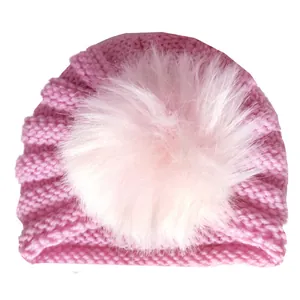 Berretto a turbante in maglia rosa per neonati con grande pompon invernale