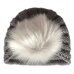 Dettaglio della trama del cappello invernale grigio per neonati con pompon in finta pelliccia