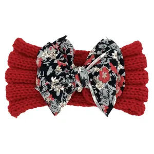 Détails de la maille rouge du bandeau pour bébé avec un nœud en tissu fleuri
