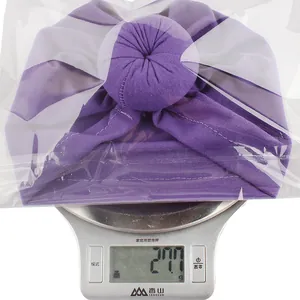 Detailweergave van paarse baby-tulband van 27,7g op een weegschaal, licht materiaal
