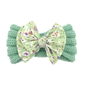Bandeau bébé en maille vert menthe avec un grand nœud imprimé floral et léopard