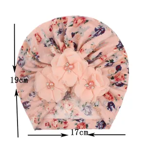 Detailansicht der rosa Baby-Turban-Mütze mit Maßen 19x17cm und dekorativen Chiffonblumen