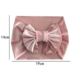 Rosa Baby-Stirnband aus Samt mit großer Schleife, Maße 19cm x 14cm im Detail