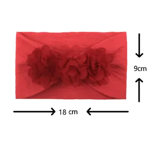 Detalle de tamaño de la diadema roja para bebé con tres elegantes flores de gasa en 3D