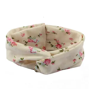 Dettaglio della fascia color crema con stampa floreale rosa e design a nodo