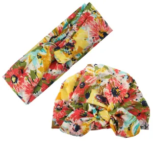 Dettaglio del set cappello a turbante e fascia per neonati con stampa floreale colorata