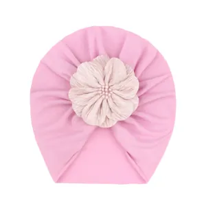Cappello a turbante rosa per neonati con grande fiore in tessuto beige 3D e perline