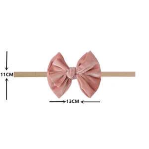 Detailaufnahme der rosa Samtschleife Baby-Stirnband mit 13x11cm Maßangaben