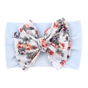 Bandeau bébé avec nœud floral et bande élastique en nylon bleu clair doux