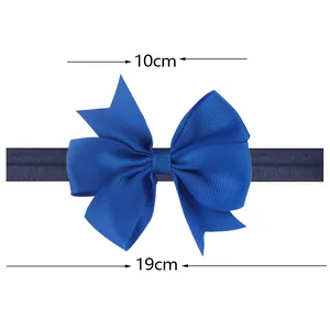 Detalle de diadema para bebé con lazo azul de 10 cm y marcas de dimensiones reales