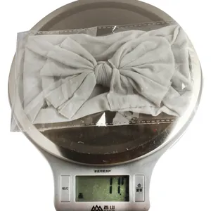 Detailweergave van de lichtgewicht 11,7g zachte nylon boog hoofdband op een schaal