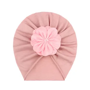 Turbante rosa per neonata con grande fiore centrale in tessuto e dettagli di perle